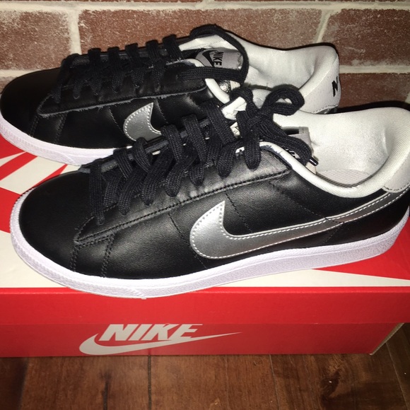 🌟New! NIKE WMNS TENNIS CLASSIC Sneakers, Size 7.5 - Picture 2 of 4