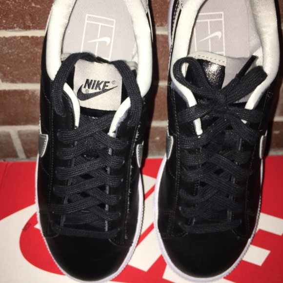 🌟New! NIKE WMNS TENNIS CLASSIC Sneakers, Size 7.5 - Picture 3 of 4