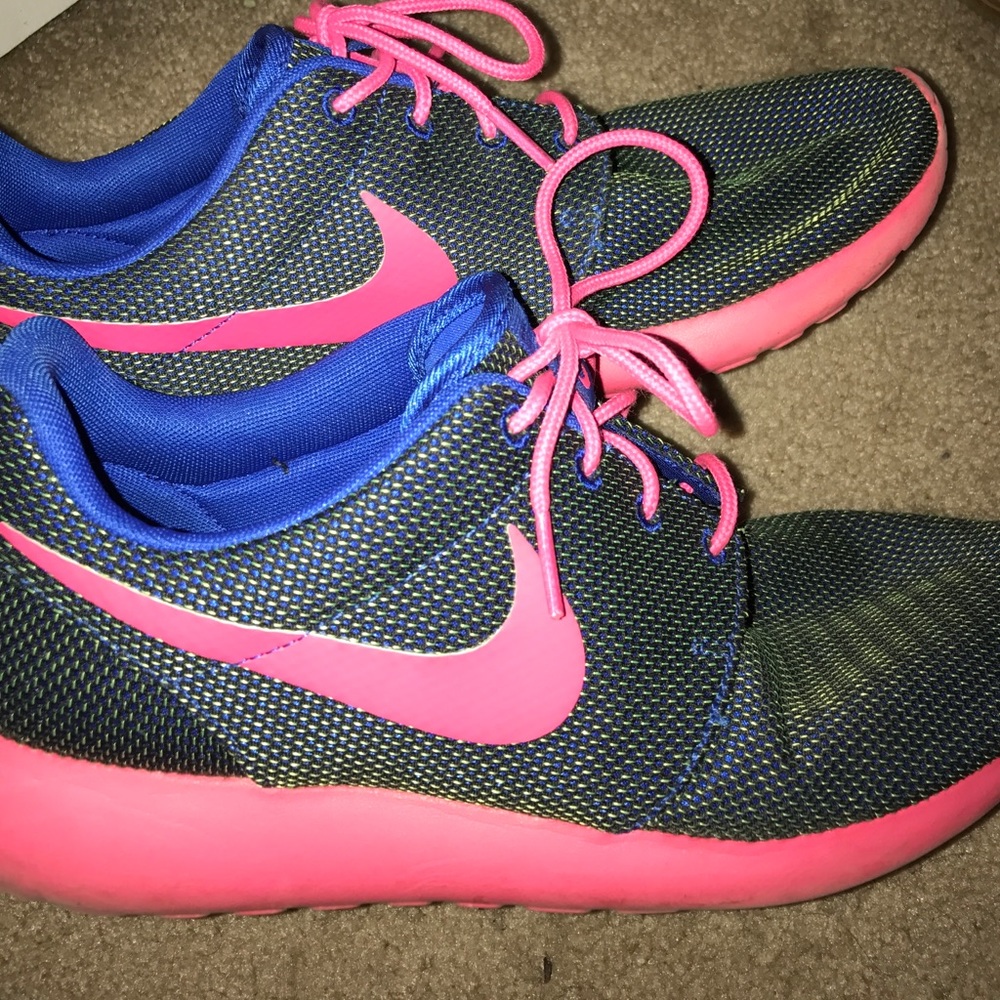 Tennis shoes