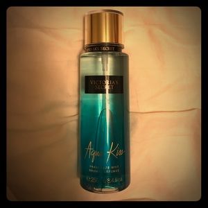 Victoria's Secret fragrance mist in aqua kiss 💙