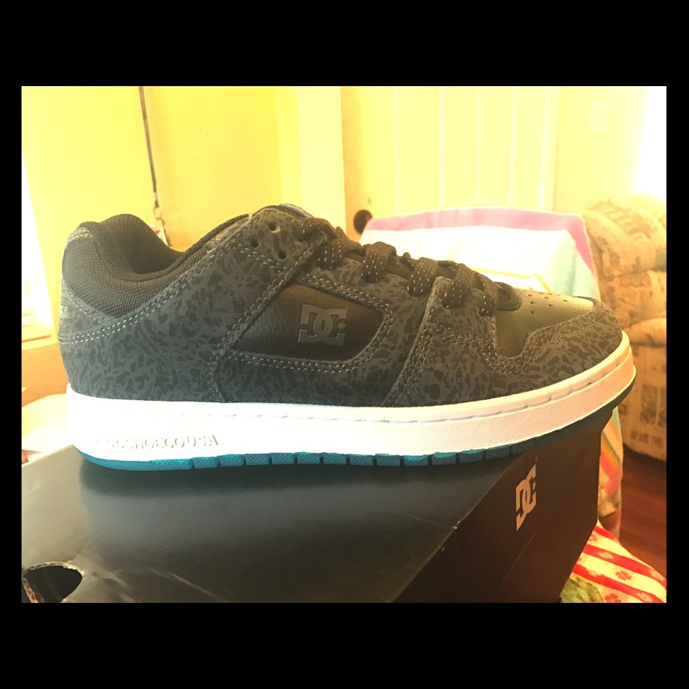 Very nice Black/glacier DC shoes size 7 NWT