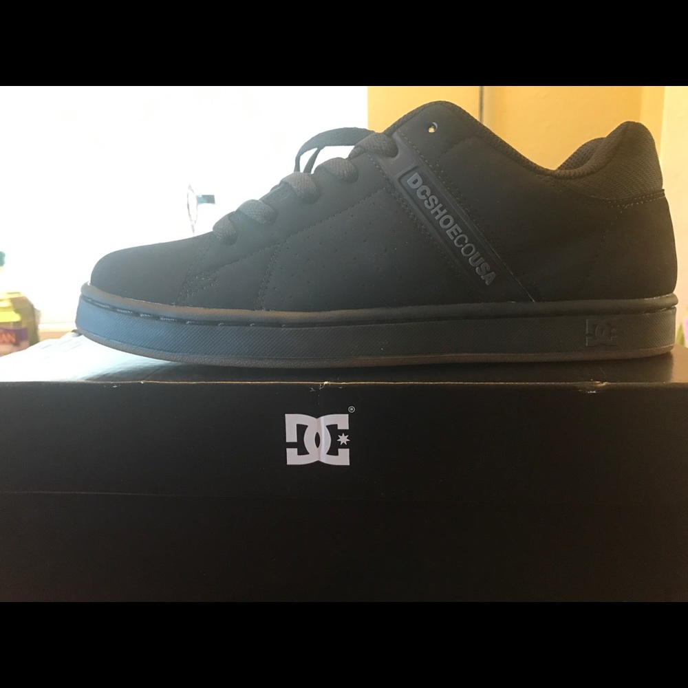 SOLD......Beautiful black DC SHOES 7.5