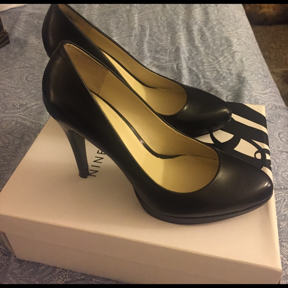 7M Nine West Black Leather Pumps