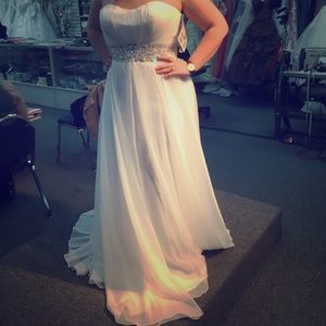 Never worn wedding dress!!!