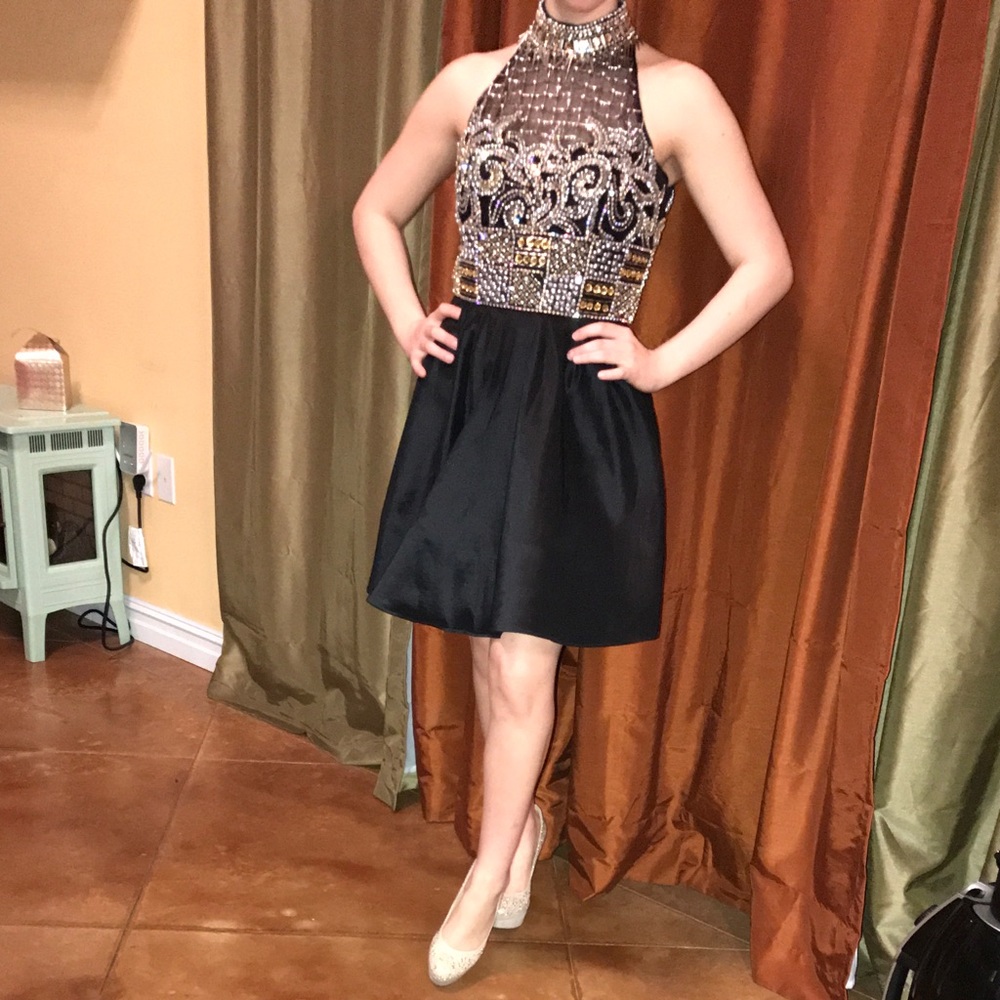 Fun short detailed dress 😁