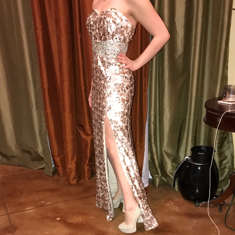 All gold everything 😼