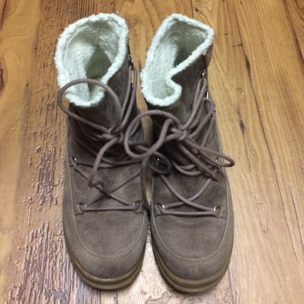 Mad love snow shoes. Only worn once!