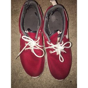 Red Nike roshes