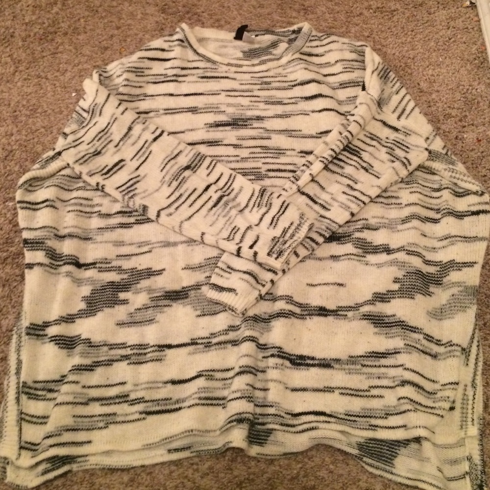 Black and white long sleeve cozy sweater!