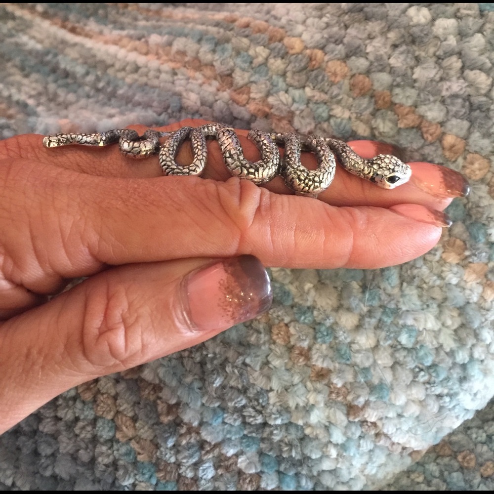 SOLD Ring snake OS. Silver colored with black eyes - Picture 2 of 5