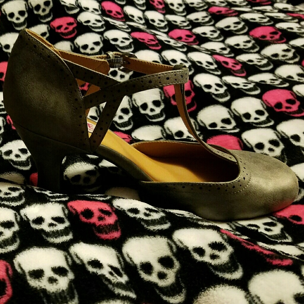 Amazing NWOB Grey Retro T-Strap Low Heels