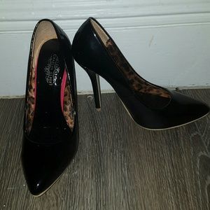 Black patent leather pumps