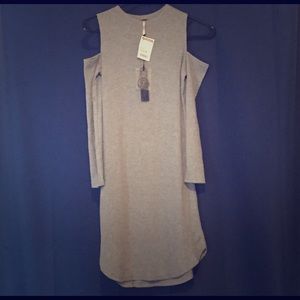 Cold shoulder quarter length sleeve tunic