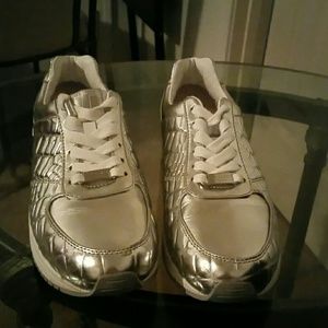 ***SOLD*** DESIGNER SILVER METALLIC FASHION SHOES