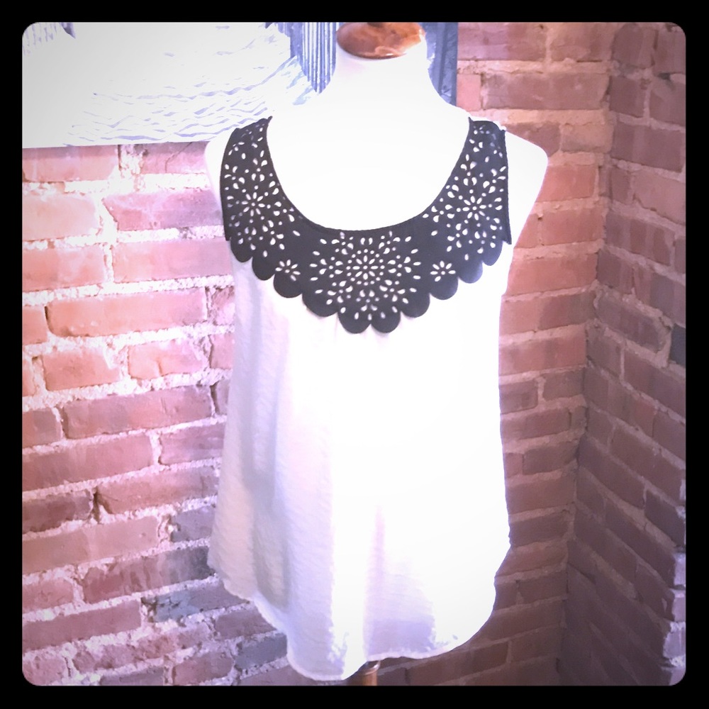 Neckline Detailed Sleeveless Scoop neck