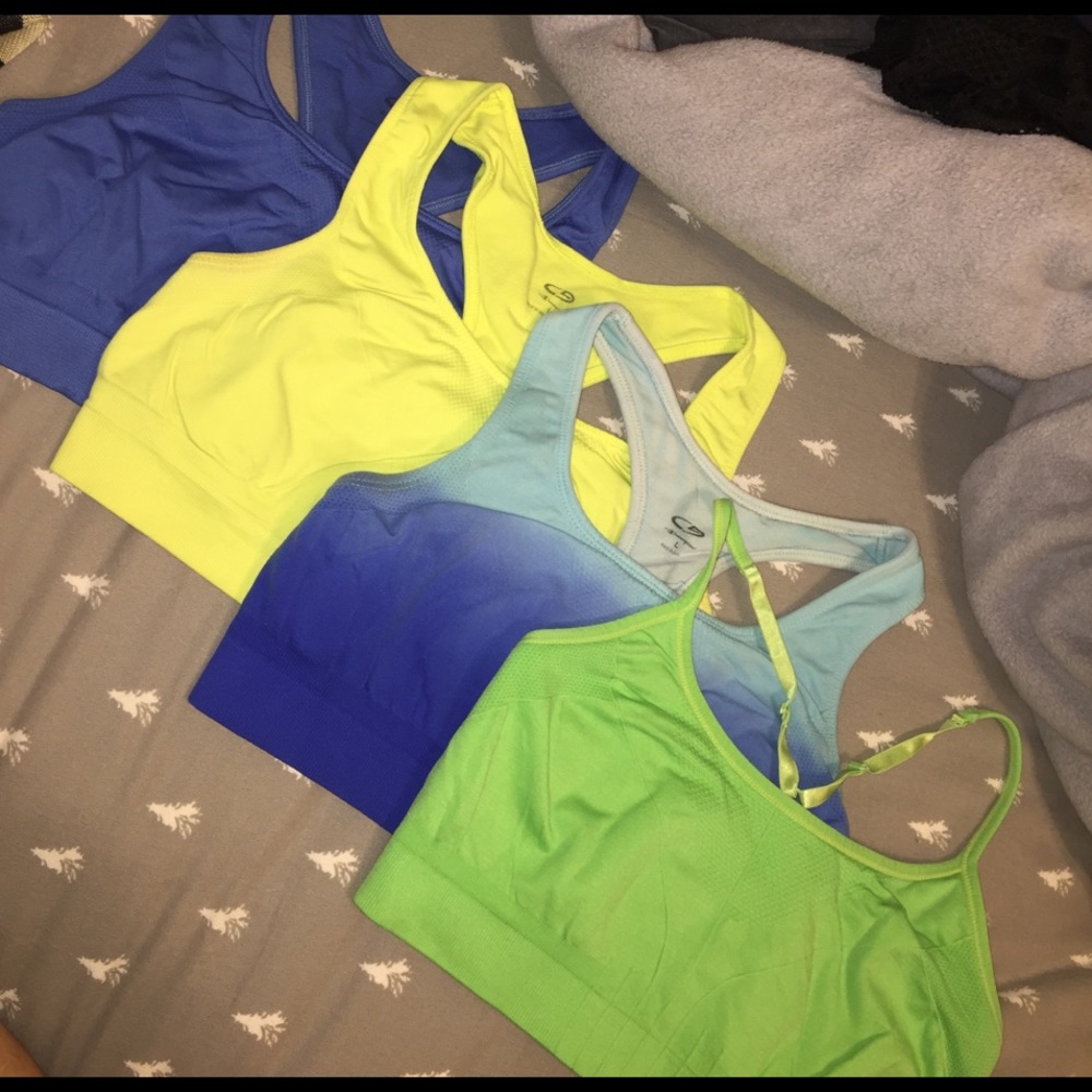 A bundle of all 4 sports bra!
