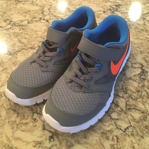 boys nike strap shoes