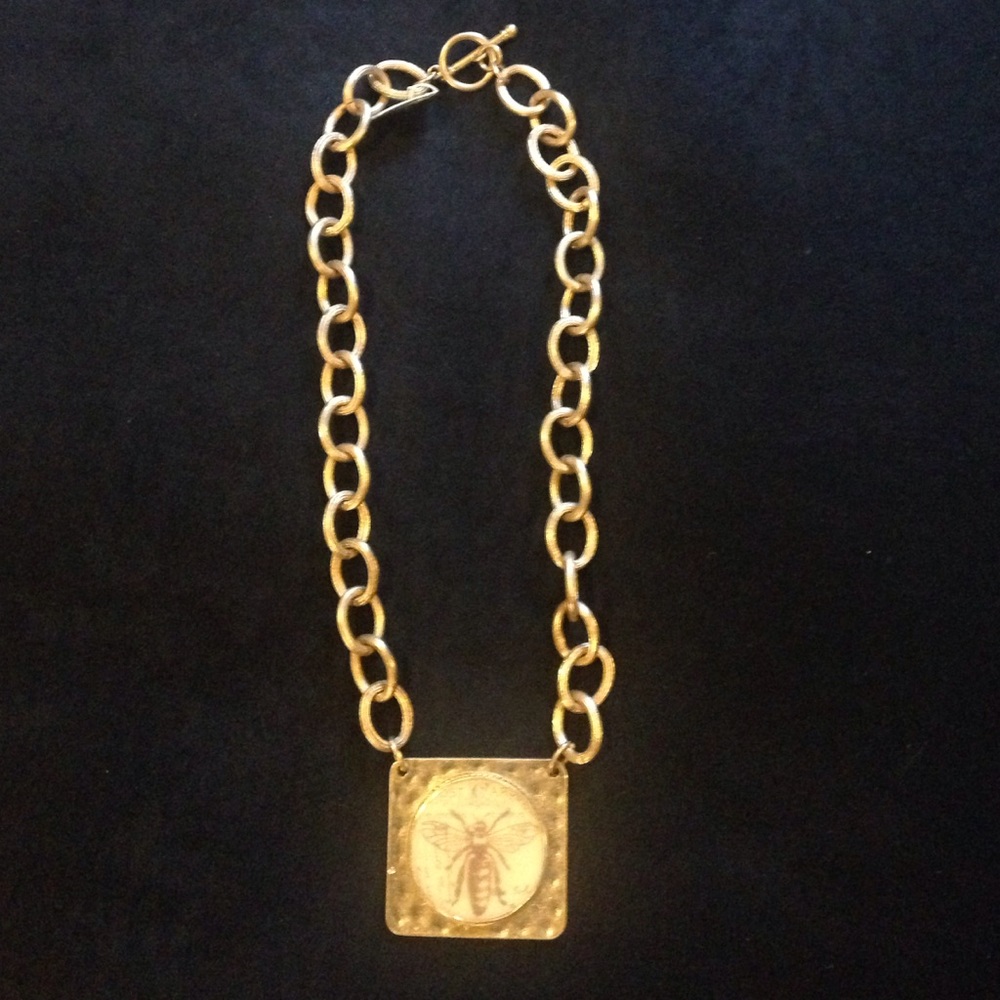 ⭐️⭐️⭐️Wasp/bee necklace