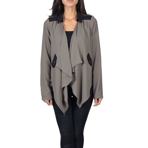 Tops - 🎈4 for $20 🎈 open top with contrast collar