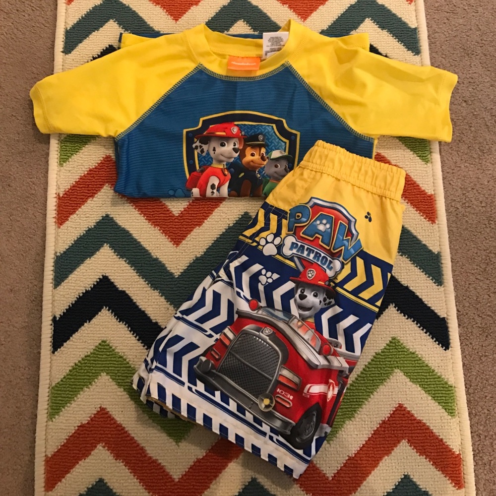 Two piece rash guard swim set size 5T. ❤️