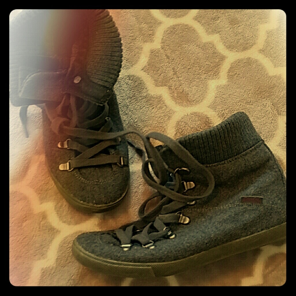 Blowfish lace up gray boots!
