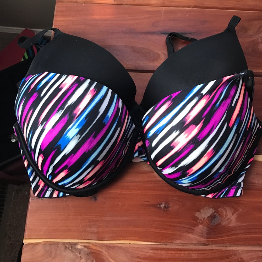 2 Victoria secret bras 36DD