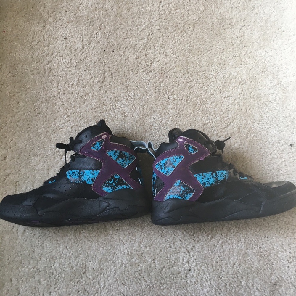 SOLD —- Reebok Pump Action Basketball Hightops. - Picture 3 of 8