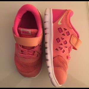 Toddler Nike gym shoes