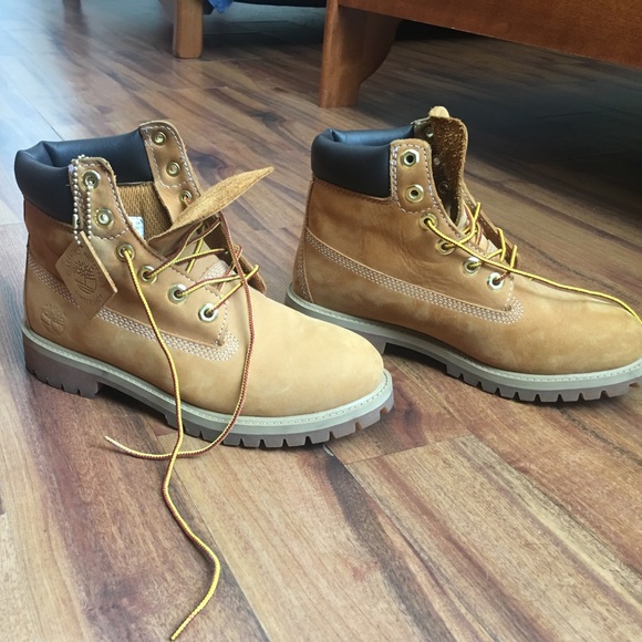 Women Timberlands - Picture 1 of 4