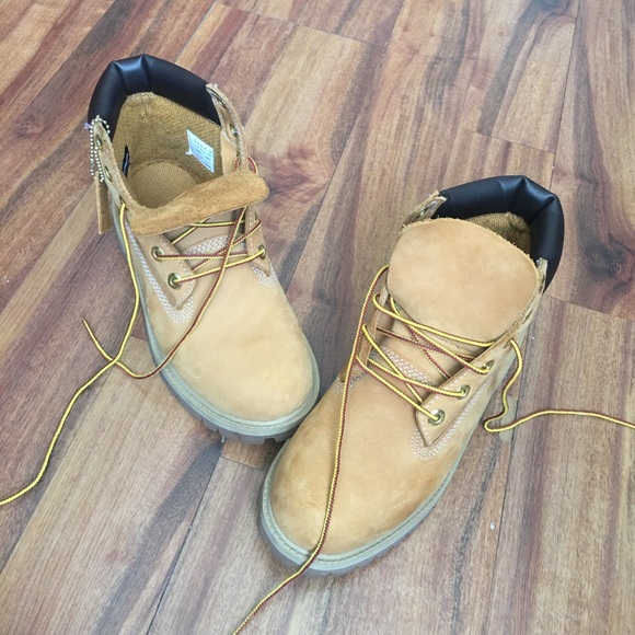 Women Timberlands - Picture 2 of 4