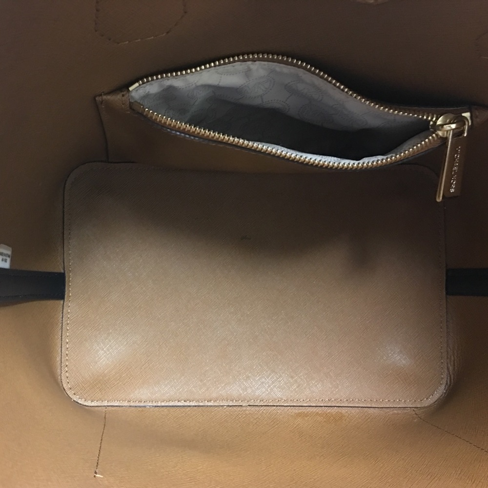 ❌TRADED❌ 🌻MK Large Greenwich Bag🌻 - Picture 3 of 8