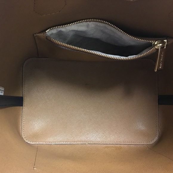 ❌TRADED❌ 🌻MK Large Greenwich Bag🌻 - Picture 3 of 8