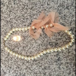Faux pearl strand necklace with bow details