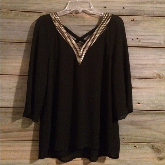 Boutique Tops - 🎉FLASH SALE🎉 black and gold v neck tunic