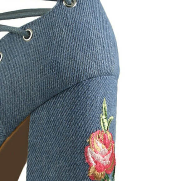 ๐๐๐จ๐ฉ ๐๐๐ฏ๐ 10๐ทDenim Embroidered Roses Heel - Picture 2 of 4