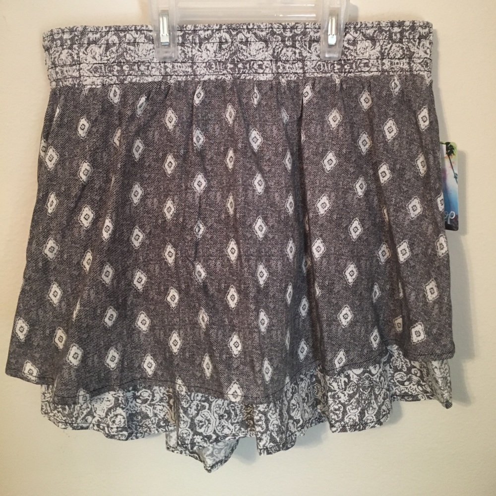 Grey and white patterned skirt