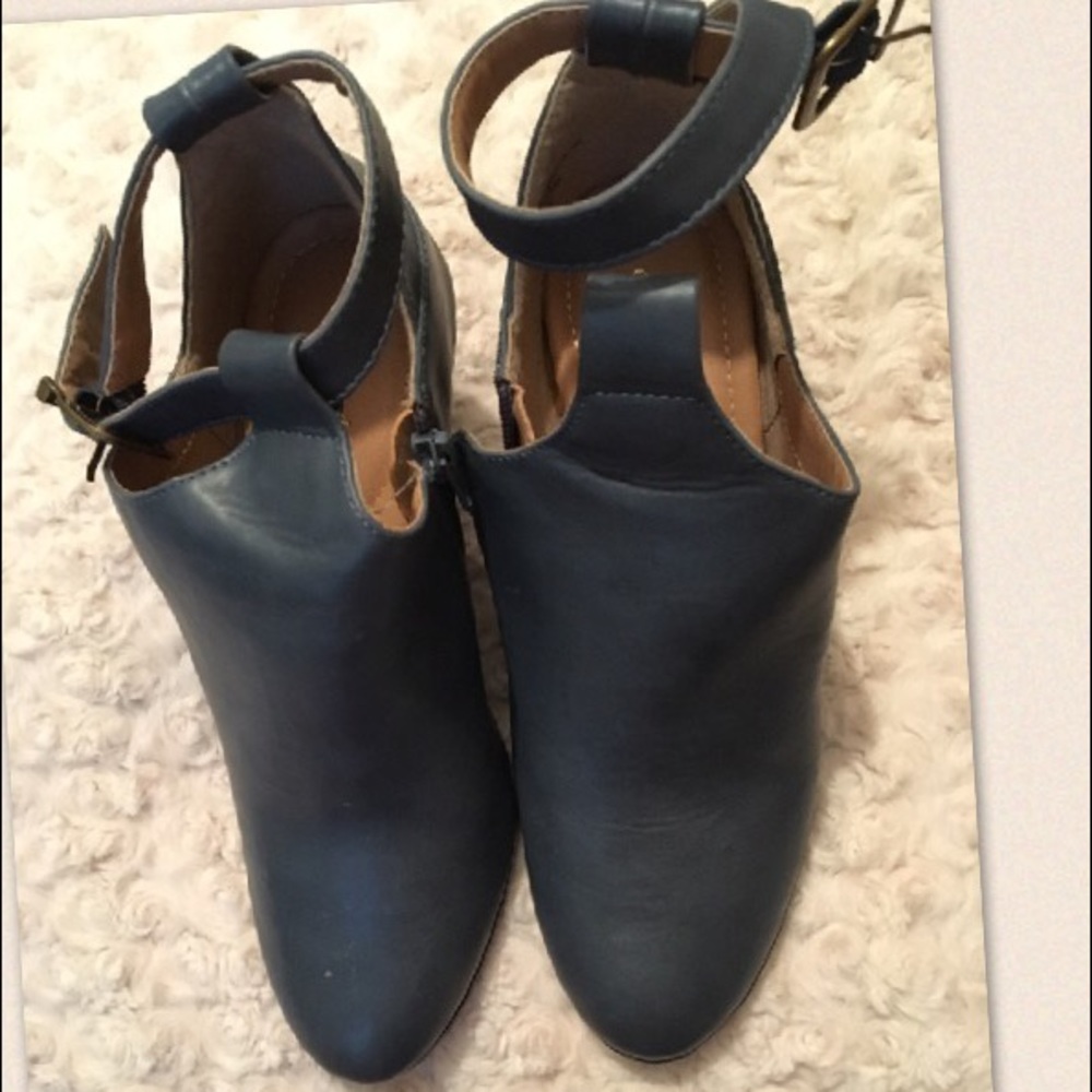 ⭐️ price drop!⭐️ Woman's comfortview blue booties