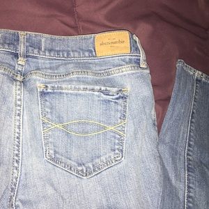 Abercrombie kids light wash jeans, size 16