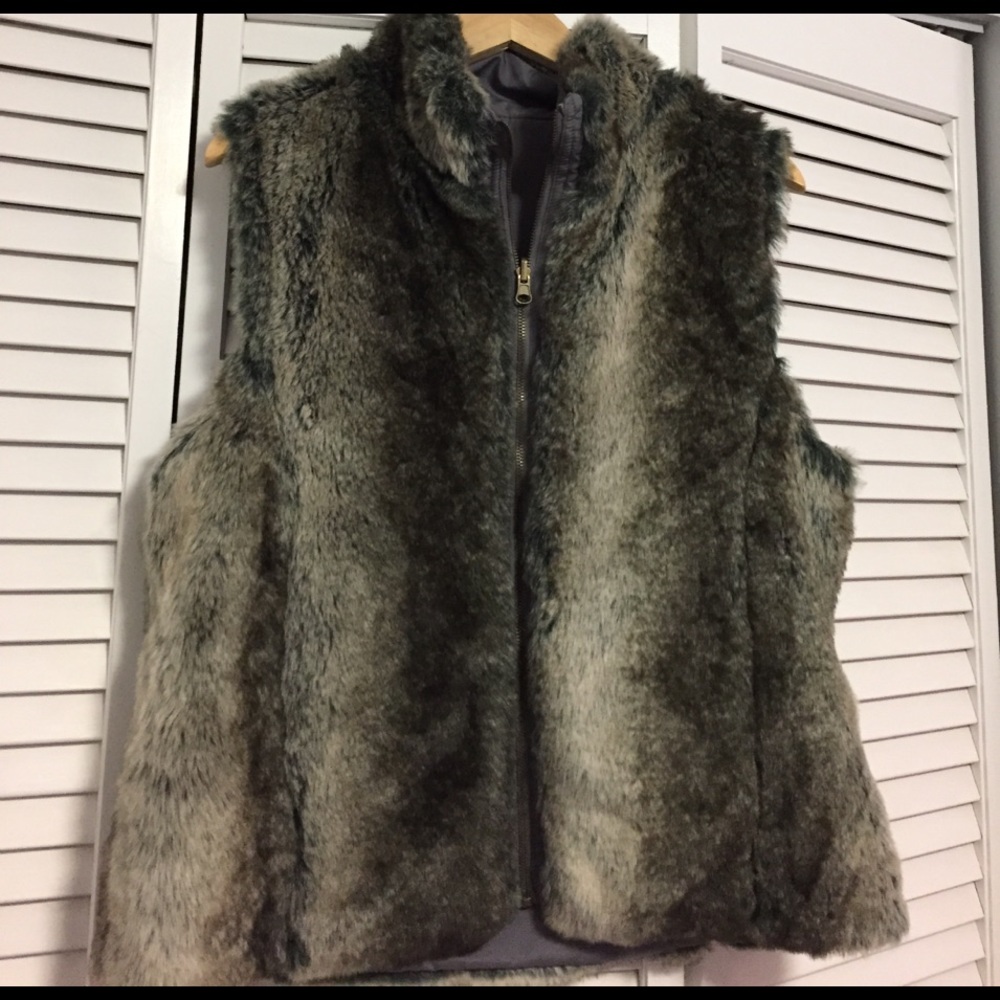 Reversible grey vest with faux fur on one side