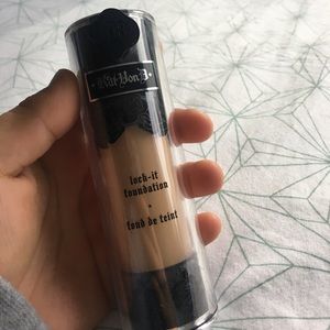 BARELY USED ~ Kat Von D Lock-It Foundation