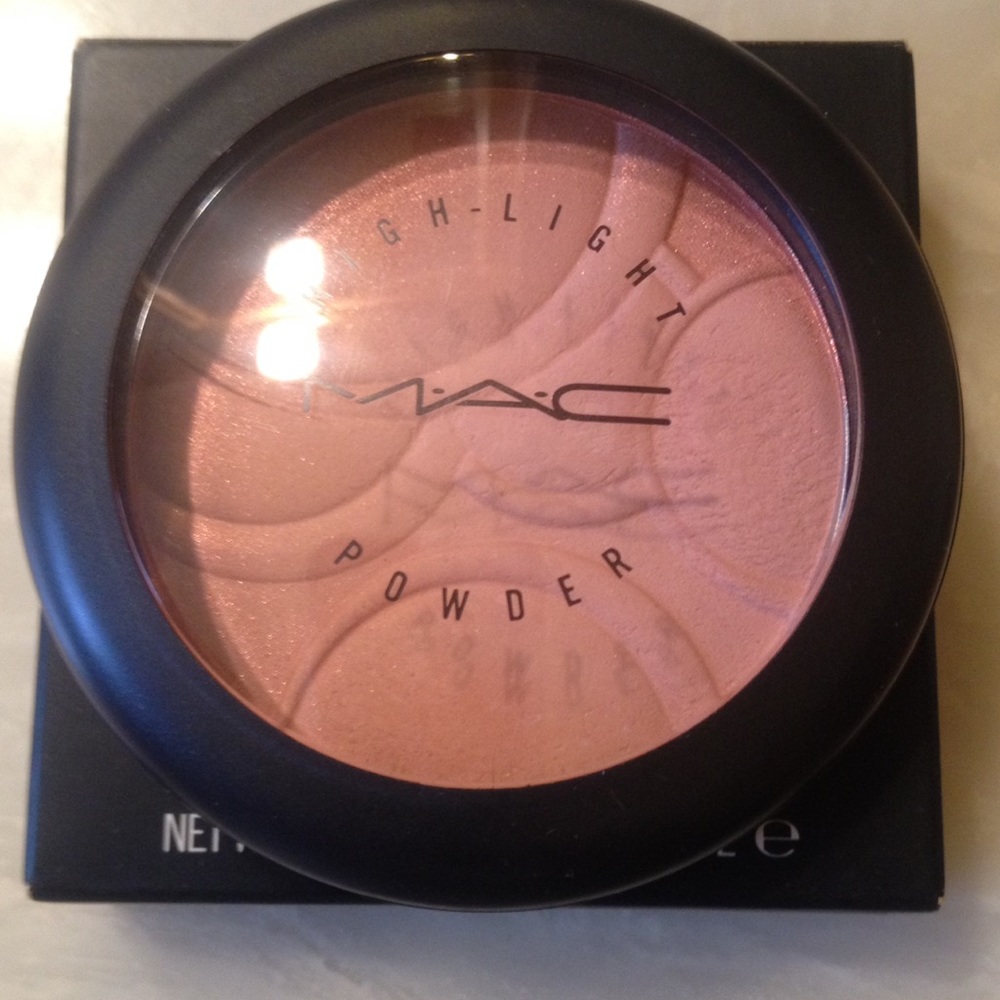 Mac Cosmetics Highlight Powder in Hullabaloo