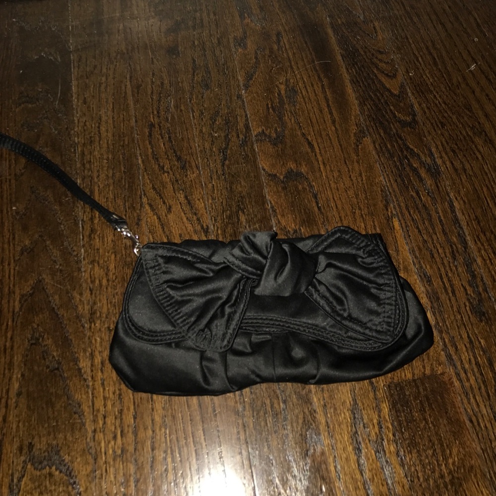 Express bow clutch wristlet