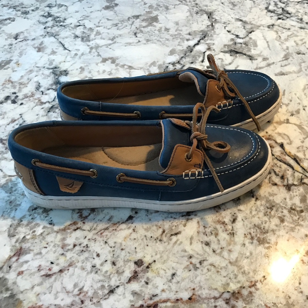 Sperry boat shoes size 6. So cute!!!