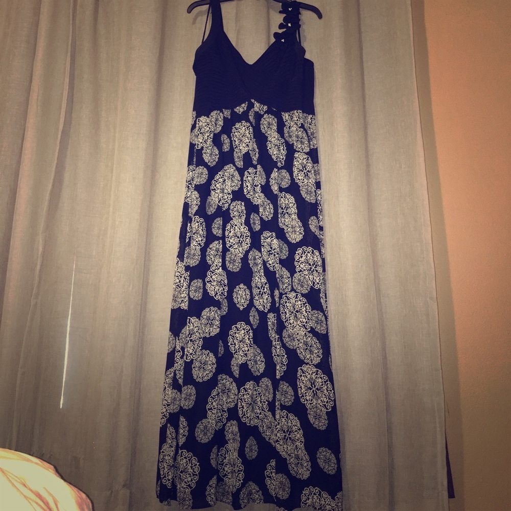 Long dress, zips on the side, very pretty