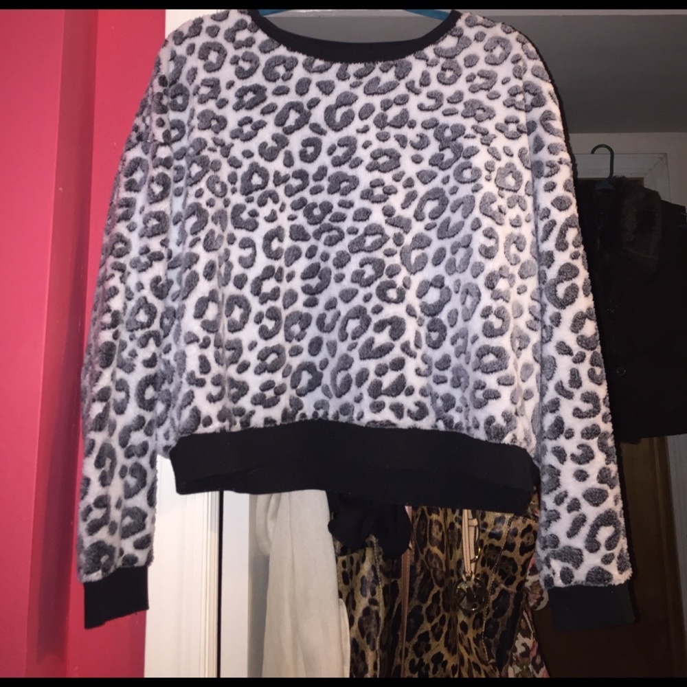 Snow leopard sweater crop ❄️