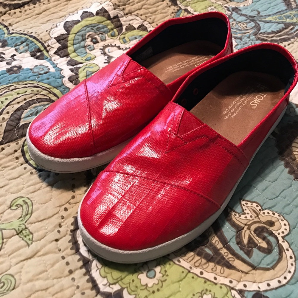 Tom's red patent linen Avalon slip on size 8