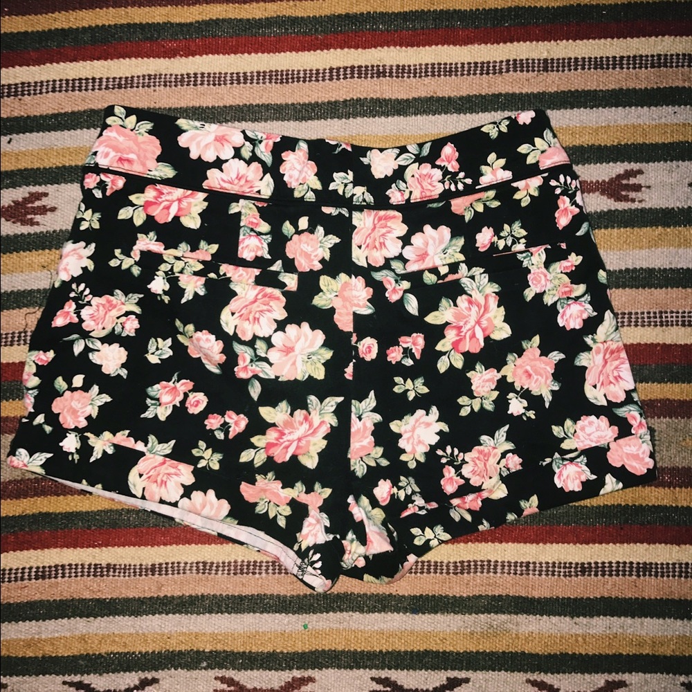 CUTE ROSY SHORTS 🌹 - Picture 2 of 3