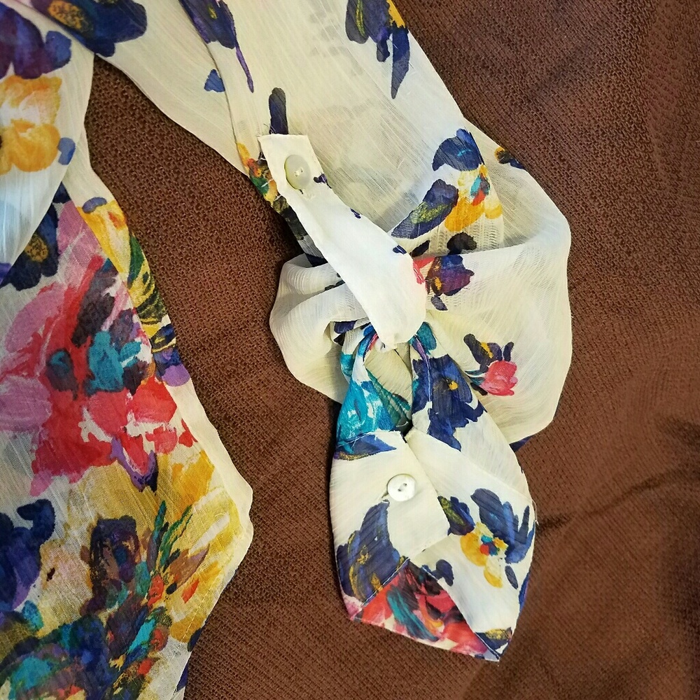 Beautiful floral button-up sheer blouse medium EUC - Picture 4 of 5