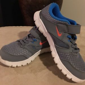 Nike boy's tennis shoes