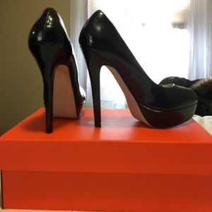 Black Patent Pumps. Size: 6